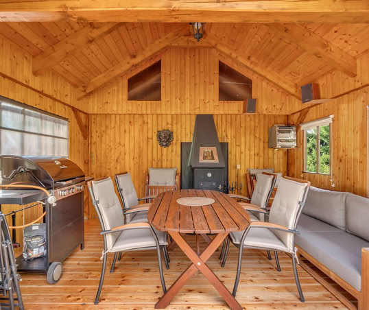 venkovní zastřešené posezení s krbem